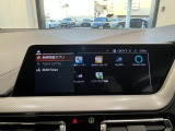 【アップルカープレイ】iPhoneがBMW車両とワイヤレスで接続されます。Apple CarPlayでは、オーディオストリーミングやメッセージングアプリがディスプレイに表示されます。