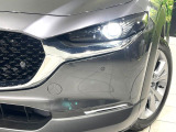 【LEDヘッドライト】悪天候や夜間走行時も良好な視界を確保し安心して運転できる高輝度LEDヘッドライトを装備!点灯速度が早く、消費電力も抑えられています。