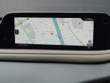 マツダコネクトの8.8インチワイドセンターディスプレイです。『Android Auto』『Apple CarPlay』や独自のコネクテッドサービスに対応したインターフェイスシステムです。