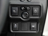 運転席右側にはエマージェンシーブレーキ、VDC、LDW(車線逸脱警報)等の操作スイッチが有ります。