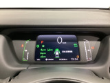 デジタル表示のスピードメーターとタコメーター、燃費やオドメーターなどの表示の他に、ホンダセンシング機能などの表示もできる多機能なマルチインフォメーション・ディスプレイです。