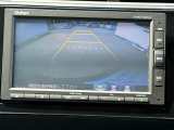 駐車時の安全確認をサポートするバックカメラも使用できます。インターナビで様々な情報を得ることもできます。