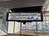 スマートルームミラーは、車両後方に設置されたカメラの映像を、ルームミラーに映し出すことで、死角をなくし、安全性を向上させることができます。また、夜間や雨天時でも、クリアな映像を映し出すことができます。