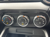 【オートエアコン】一度お好みの温度に設定すれば、車内の温度を検知し風量や温度を自動で調整。暑い&hellip;寒い&hellip;と何度もスイッチ操作をする必要はありません。快適な車内空間には必須の機能ですね♪