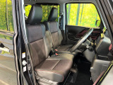 運転席まわりには十分なスペースがあり、大柄な方でもゆったり運転していただける環境です。