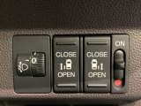 両側電動スライドドアは運転席から操作ができるよう、操作スイッチが付いています。その横にはヘッドライレリベライザーのスイッチがついています。道路状況や積荷の加重に応じてライトの高さを調節できます。