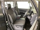 フロント広々、ベンチシートの運転席は、ハイトアジャスターが付いているので、快適にドライブができます。ハンドルはチルトステアリングで、ハンドル位置を上下に調節できます。