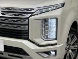 【LEDヘッドライト】悪天候や夜間走行時も良好な視界を確保し安心して運転できる高輝度LEDヘッドライトを装備!点灯速度が早く、消費電力も抑えられています。