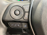 【ステアリングスイッチ付ハンドル】ナビゲーションに視線を移さず、ハンドルから手を離さず、運転に集中したまま手元でオーディオ操作できます♪