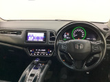車内は光触媒抗菌消臭施工済です。スタイリッシュなデザインでスポーティなインパネ周りを演出します。グローブボックスやカップホルダーのほかにトレーなどたくさんの収納スペースが付いています。
