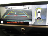 パノラミックビューモニター付きです。車両を上から見たような映像をディスプレイオーディオ画面に表示、運転席からの目線だけでは見にくい、車両周辺の状況をリアルタイムでしっかり確認できます。
