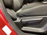 シートハイトアジャスターが付いているので運転姿勢を調整するのに便利ですね。身長に合ったシートポジションは安全運転や疲労軽減にもつながります。