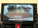 【バックカメラ】 駐車時に車両後方の様子を見ることができるので、運転の不安を軽くします。