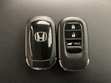 スマートキーを装備しています。鍵を差し込むことなくドアロックの開け閉めと、スタートボタン操作でのエンジンスタートができます。ボタン操作でトランクが開けられる電動テールゲートのボタンもついています。