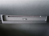 車内でCD DVDのメディアが楽しめます。