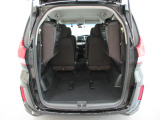 リヤシートを畳むと荷室がさらに広くなります。