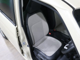 程よい硬さとホールド性が高いシートで長時間運転も快適です。
