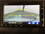 リバースギアに入れるだけで後方の表示へ切り替わります。夜間や雨の日の駐車も楽になりますよ。