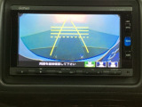 バックでの車庫入れも安心です! リアカメラが付いているバックモニター付のナビを装備しております。操作線もついており距離感も画面から確認できます。