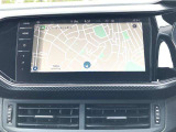 スマートフォン用アプリ[Apple CarPlay][Android Auto]対応の純正ナビ Discover Media を装備、ラジオのほか、USB、Bluetoothハンズフリー通話にも対応。