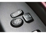 電動格納ミラー! スイッチひとつでミラーを畳めます。
