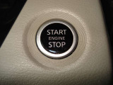 使い勝手の良いプッシュエンジンスターター装備♪鍵をカバンやポケットなどから取り出さずにエンジンを始動出来ます☆鍵を回す必要も探す必要もございません!