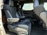 【後席】後部座席も丁寧に使用されており、目立つダメージはありません。清潔感のある良好な状態です。