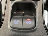 【電動パーキングブレーキ】オートモードのときは、シフトレバーの操作に応じてパーキングブレーキが自動で作動♪