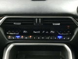 【フルオートエアコン】運転席と助手席の温度調整がそれぞれ出来るフルオートエアコン装備です。これなら暑がりなご主人、寒がりな奥様が同乗されても問題ないですね。