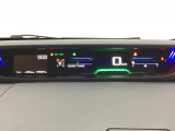 中央にデジタル表示のスピードメーターを配したハイブリット専用メーターになっています。左側のインフォメーション画面で燃費などの情報を確認できます。