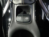 パーキングブレーキの作動と解除が簡単に行える【電動パーキングブレーキ】! 渋滞や信号待ちなどでブレーキを踏んで停車した時にブレーキを保持してくれる【ブレーキホールド】機能も搭載しています!