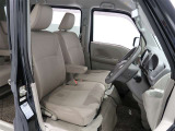 運転席はアームレスト付きのベンチシートタイプです。
