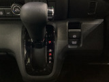 CVT車のセレクトレバーです。低速から高速まで、変速ショックのないスムーズな走りと、エンジン効率のよい領域を維持して燃費にも貢献します。サイドブレーキはスイッチ操作の電子制御パーキングブレーキです。