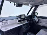 ダイハツのお店では、ダイハツ車を知り尽くしたプロフェッショナルが、専用の診断機器を使って各システムを点検しております。