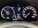 ハイブリット車専用のメーターです。右側の大型スピードメーターに加え、ステアリングスイッチを使って左のマルチインフォメーション・ディスプレイで燃費や動力伝達などの情報が見れるようになっています。