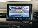 【バックカメラ】運転が苦手な方も車庫入れラクラクです!ギアをリバースに入れれば自動的に切り換わりますので、面倒な操作は不要です♪狭い駐車場もお車を傷つけず安心ですね!