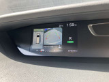 アラウンドビューモニターは4方のカメラで真上から車を見たようにモニターで確認ができる日産の自慢の装備です。前後センサーにより移動物検知、障害物検知をして画面に表示。是非実際の車で体感してみてください。