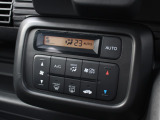 フルオートエアコンが装備されています!お好みの温度設定をするだけでエアコンの風量やモードの切り替えを自動でコントロールしてくれます!ユーザーの操作が少なく燃費走行にもつながります!