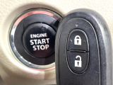 【キーレススタートシステム】カバンやポケットに入れたままでもドアの施錠・解錠が可能なスマートキーを装備。エンジンのオン・オフ時もカギを取り出す必要が無いからとっても便利です♪