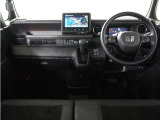 ◆視界広々で非常に運転しやすくロングドライブでも疲れを感じさせないすっきりとまとまったインパネ周りです。