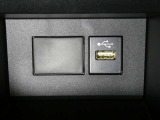 【充電用USB端子】デバイスの充電に便利です。※実際の接続端子は写真で確認or店舗までご気軽にお問合せください♪