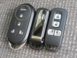 スマートキー2つとエンジンスターター付きです。