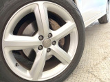 ●純正19インチアルミホイール:輸入車ならではの卓越した走りを支えるホイールと足回りです!日本車の走りに慣れている方にもぜひ体感して頂きたいほど、高いレベルでまとまっています!