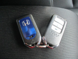 ドアの開閉やエンジン始動も楽チン♪スマートキー付き!!