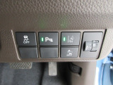 パーキングセンサーや横滑りを防ぐVSA等のスイッチ類は運転席の右側、手の届きやすい位置にあります。