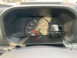 シンプルなメーターパネルは視認性が良く、安全運転をサポートしてくれます。
