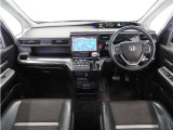 視界広々で運転しやすくロングドライブでも疲れを感じさせないすっきりとまとまったインパネ周りです。