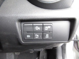 こちらのお車には先進安全装備が多数搭載されています。衝突被害を回避あるいは軽減するためのブレーキや、後方死角からの接近警報、車線逸脱を防止する警報装置など、詳しくはスタッフまでお尋ねください。