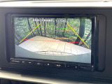 【バックカメラ】駐車時に後方がリアルタイム映像で確認できます。大型商業施設や立体駐車場での駐車時や、夜間のバック時に大活躍!運転スキルに関わらず、今や必須となった装備のひとつです!