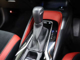 CVT(無段変速)のオートマチックです。フロアシフトがとても使い易いです。また高燃費に貢献するのもこのオートマチックです(*^_^*)